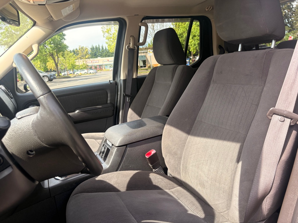 Photo 11 of this FORD EXPLORER SPORT