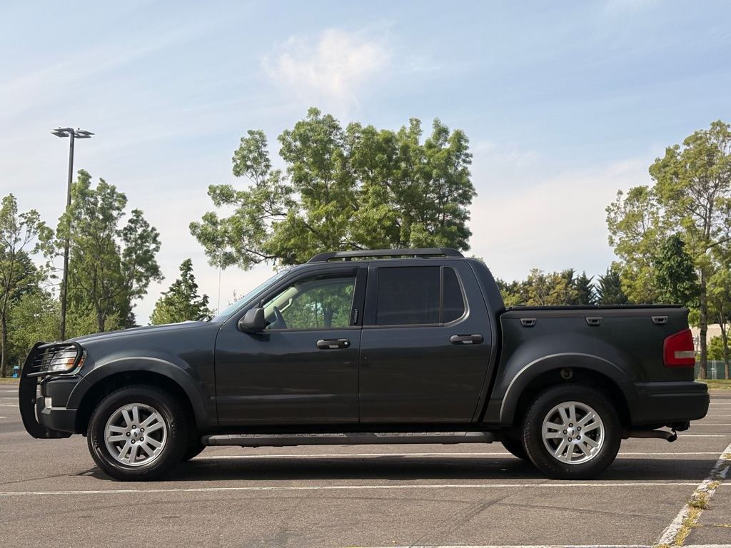 Photo 2 of this FORD EXPLORER SPORT