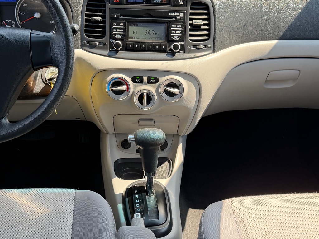 Photo 13 of this HYUNDAI ACCENT