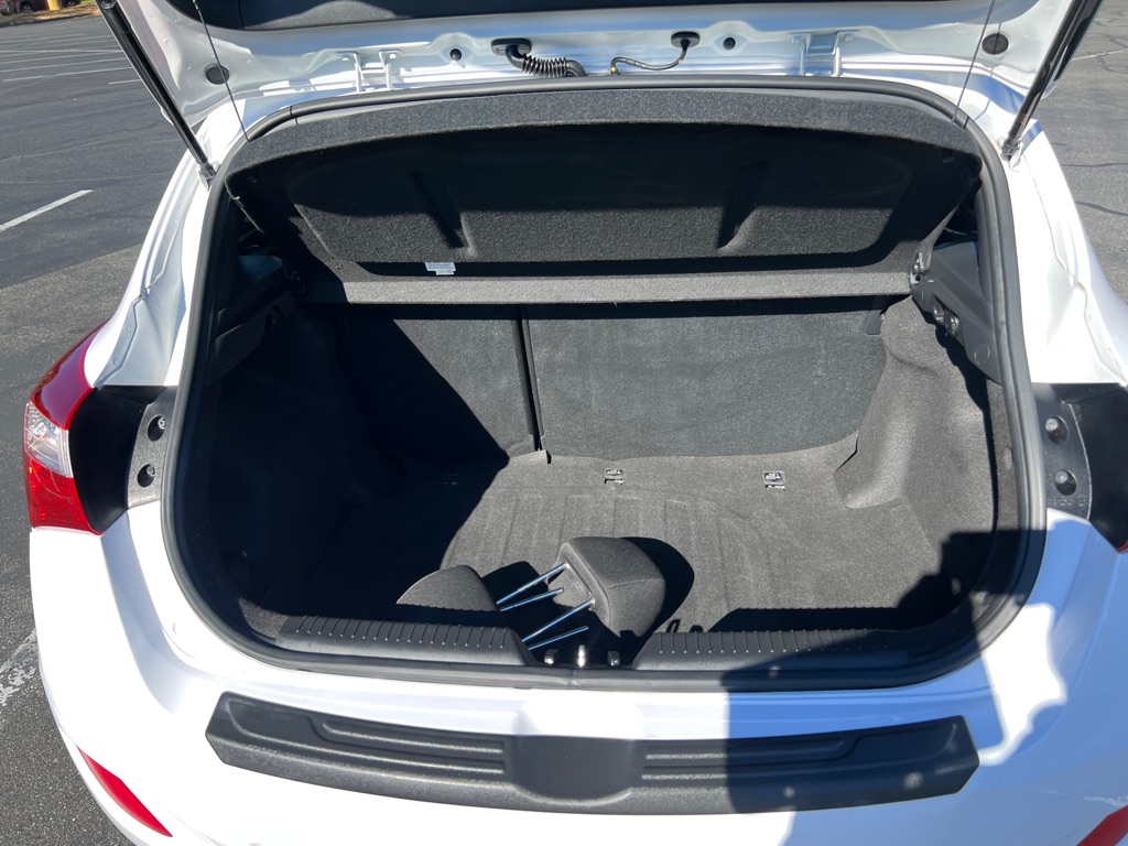 Photo 18 of this HYUNDAI ELANTRA GT