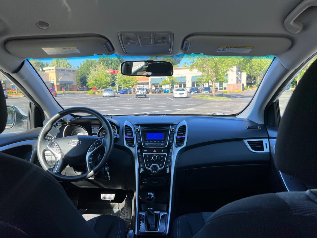 Photo 12 of this HYUNDAI ELANTRA GT