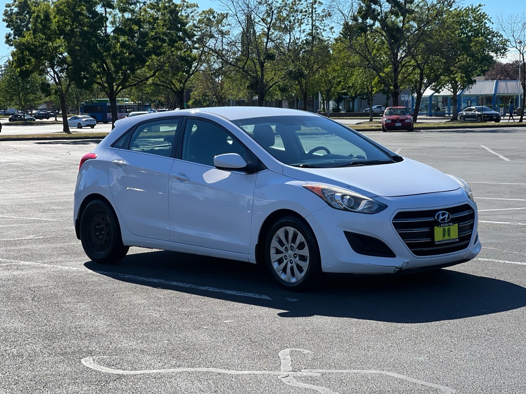 Photo 8 of this HYUNDAI ELANTRA GT