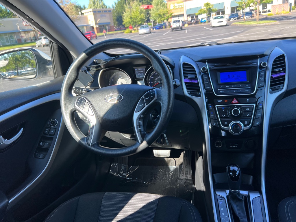 Photo 13 of this HYUNDAI ELANTRA GT
