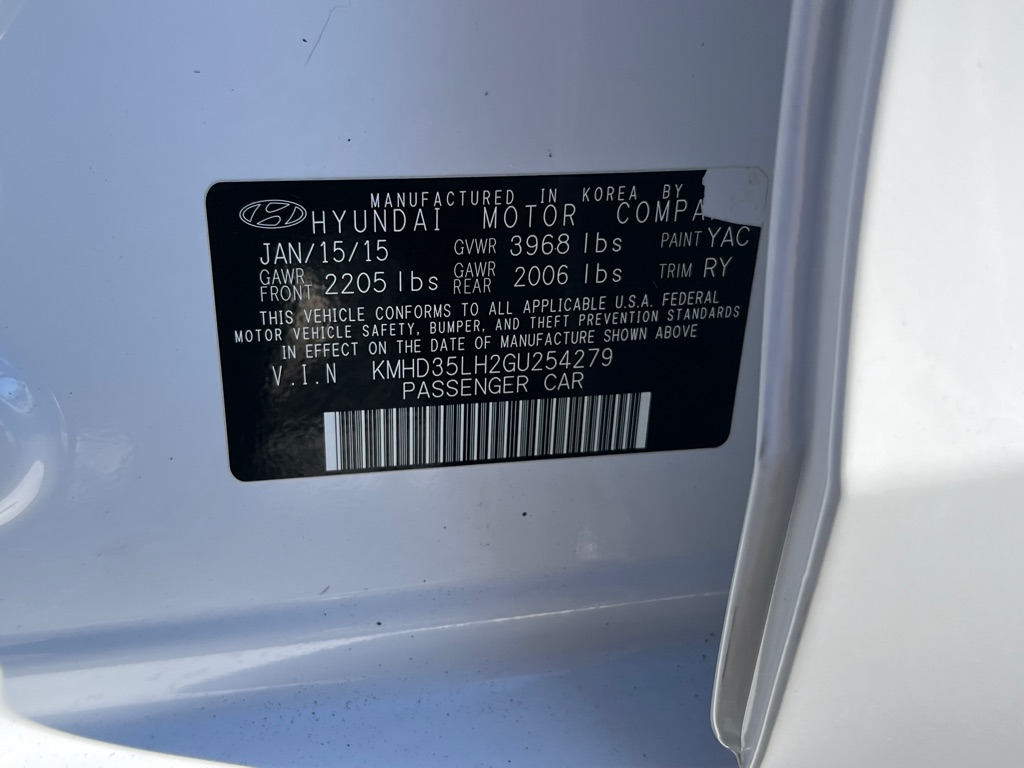Photo 19 of this HYUNDAI ELANTRA GT