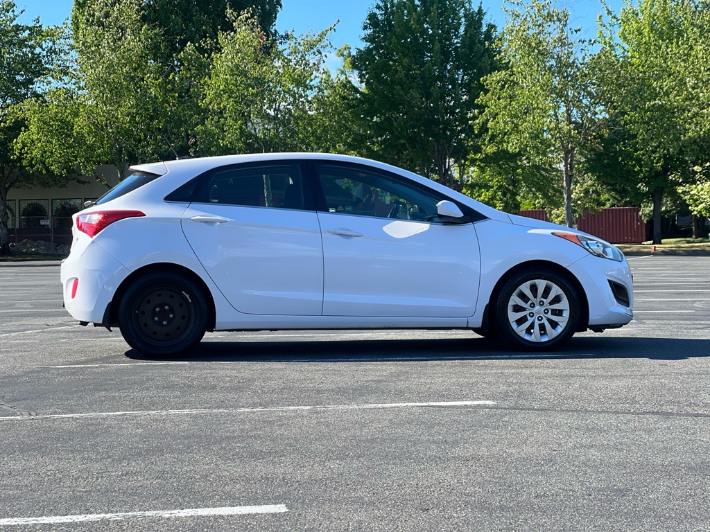 Photo 7 of this HYUNDAI ELANTRA GT