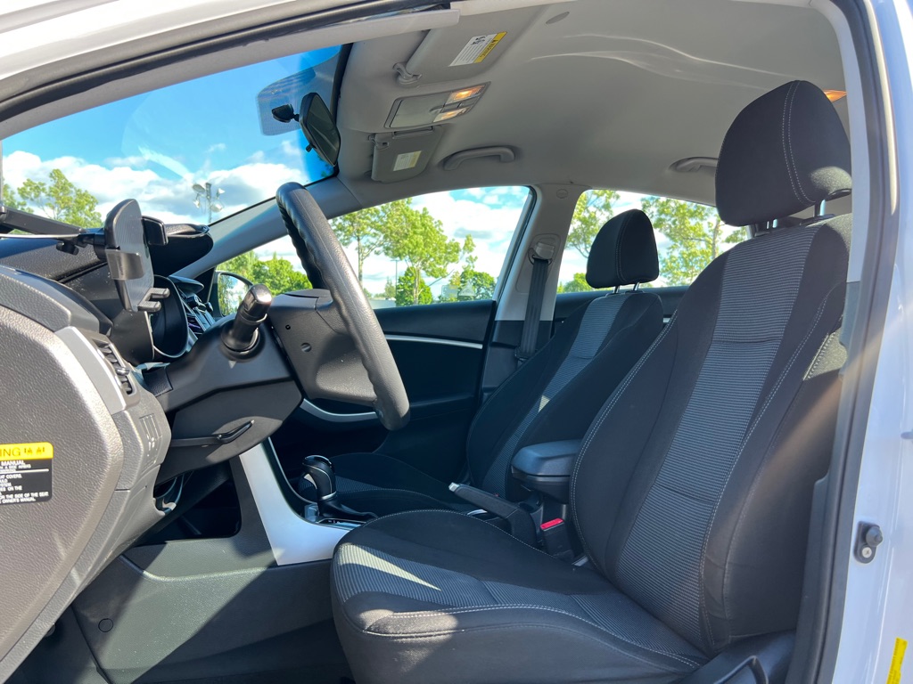 Photo 10 of this HYUNDAI ELANTRA GT