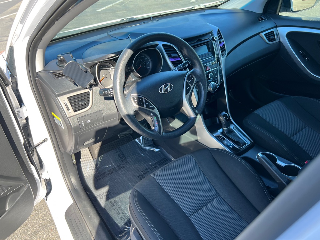 Photo 11 of this HYUNDAI ELANTRA GT
