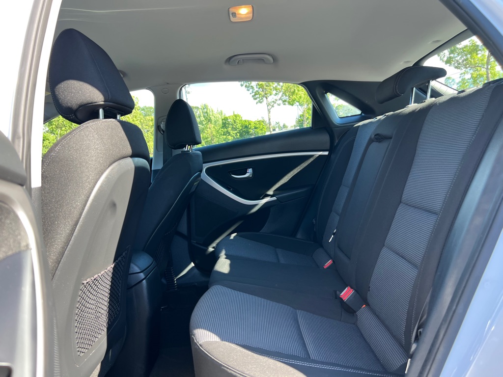 Photo 16 of this HYUNDAI ELANTRA GT