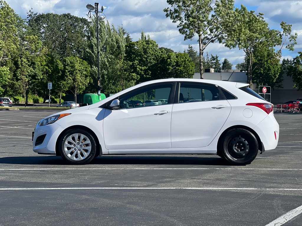 Photo 2 of this HYUNDAI ELANTRA GT