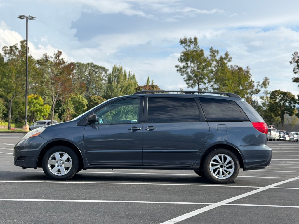 Photo 2 of this TOYOTA SIENNA