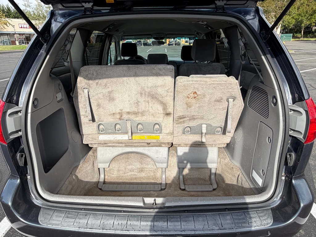 Photo 17 of this TOYOTA SIENNA