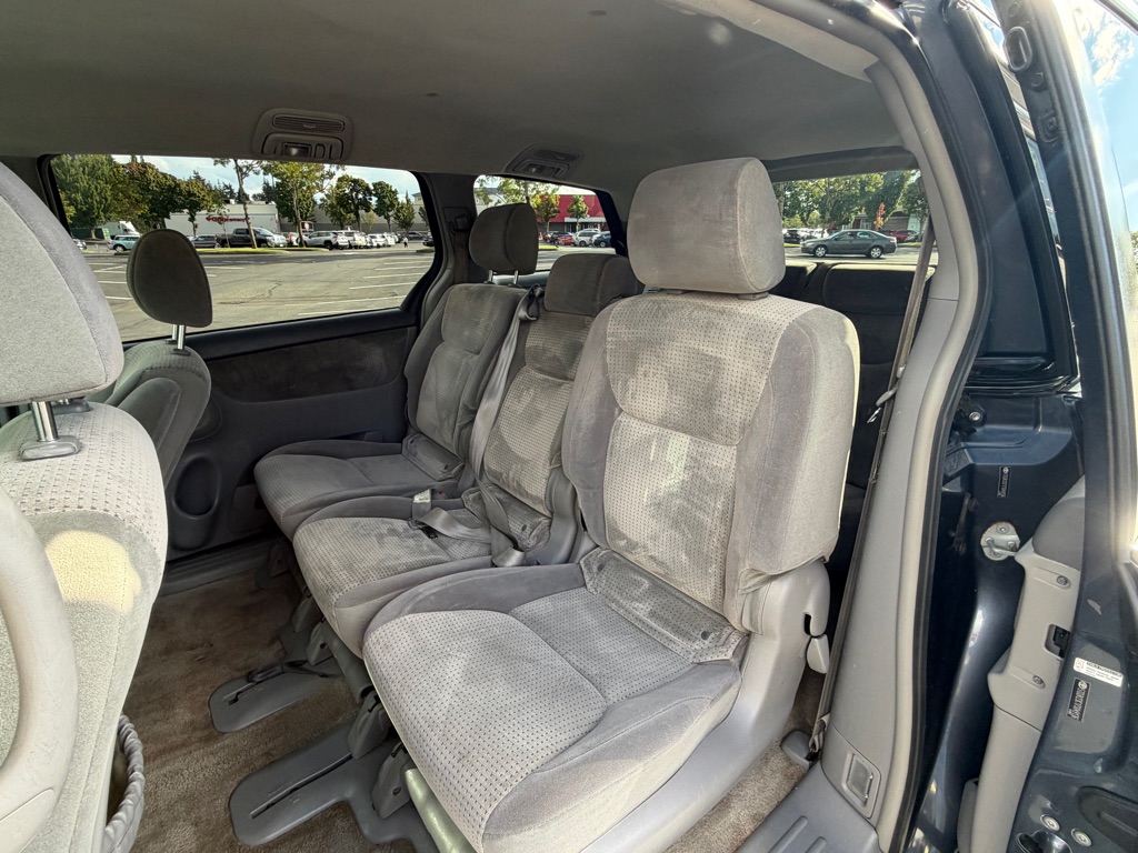 Photo 14 of this TOYOTA SIENNA