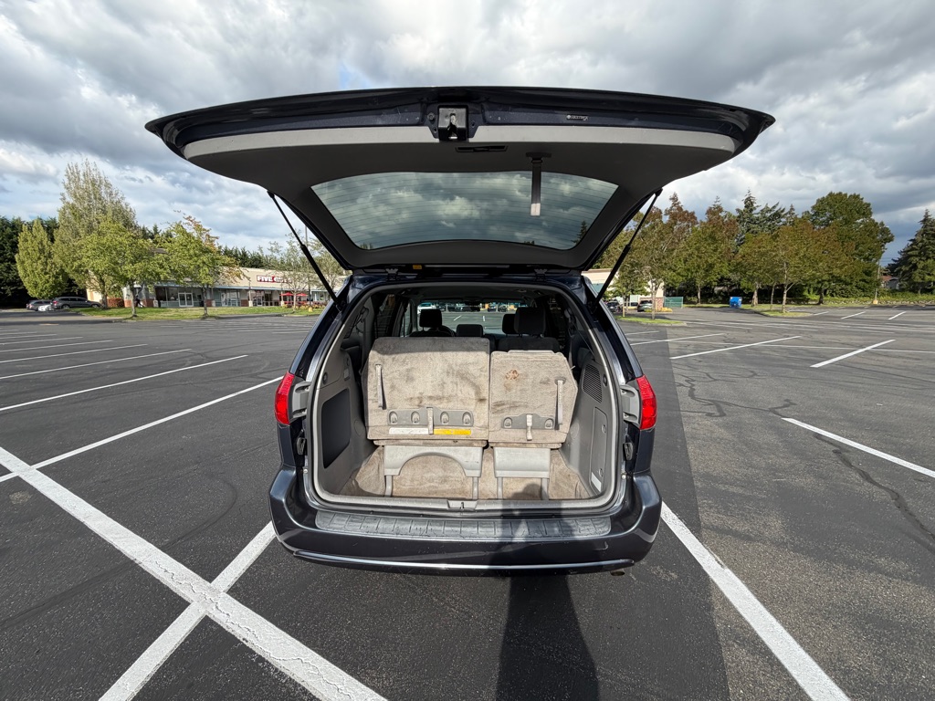 Photo 16 of this TOYOTA SIENNA