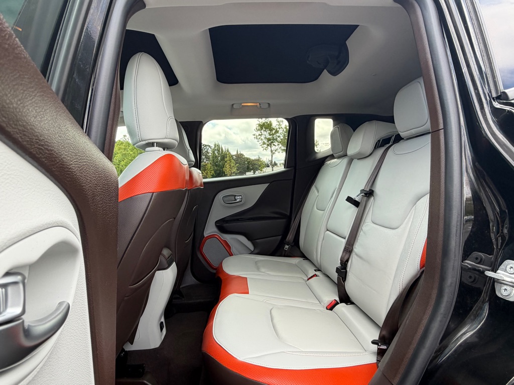 Photo 15 of this JEEP RENEGADE
