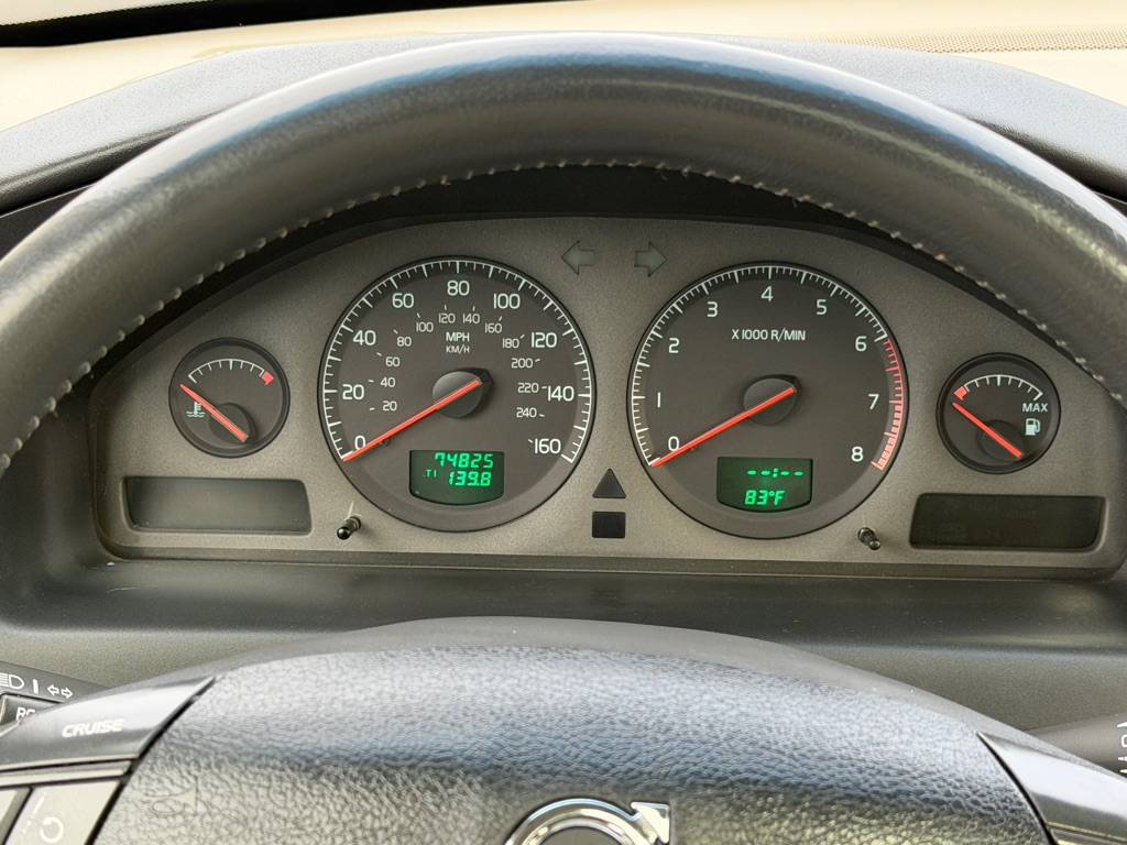 Photo 13 of this VOLVO S60