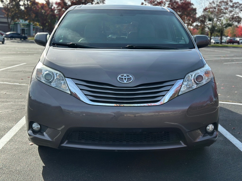 Photo 8 of this TOYOTA SIENNA