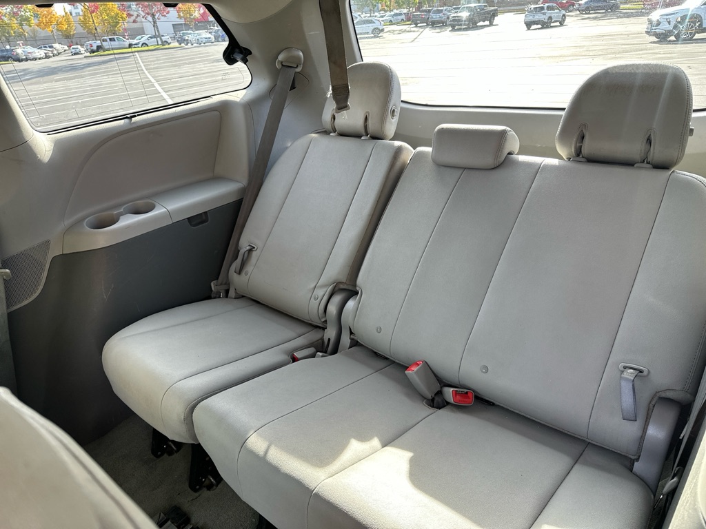 Photo 16 of this TOYOTA SIENNA