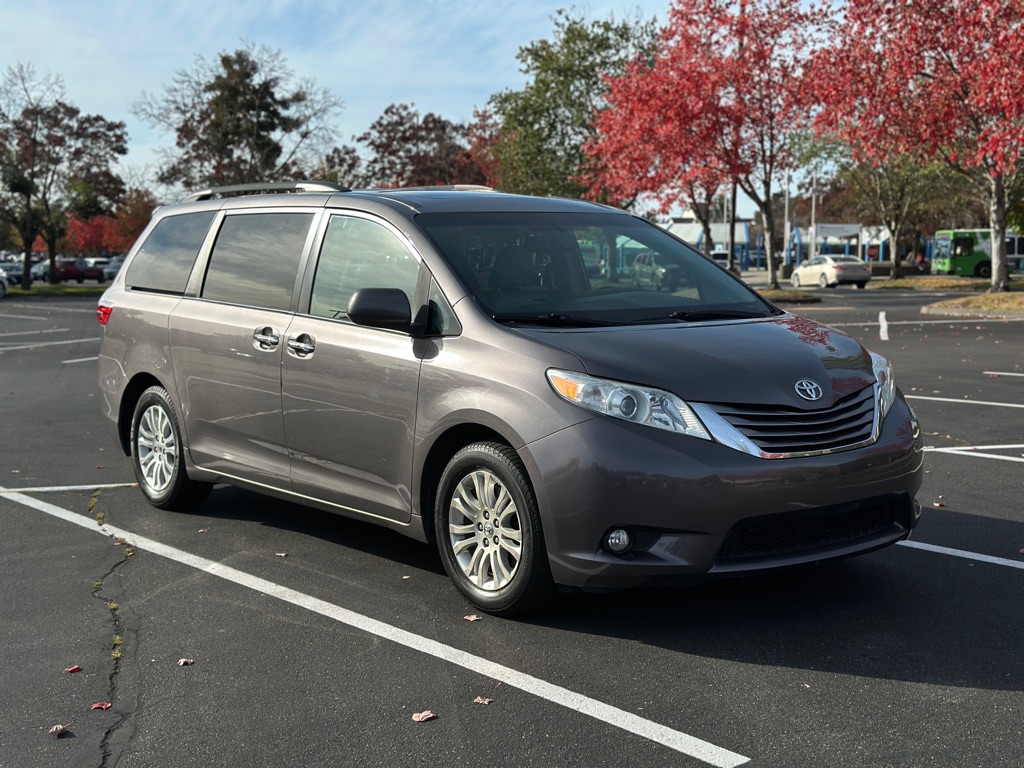 Photo 7 of this TOYOTA SIENNA