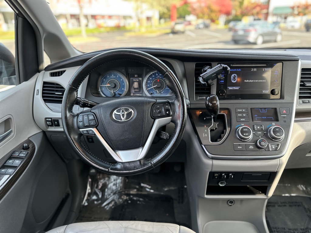 Photo 11 of this TOYOTA SIENNA
