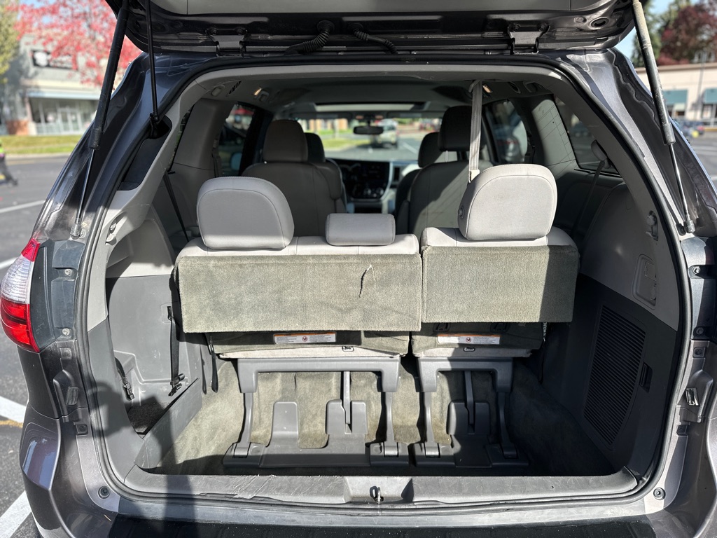 Photo 17 of this TOYOTA SIENNA