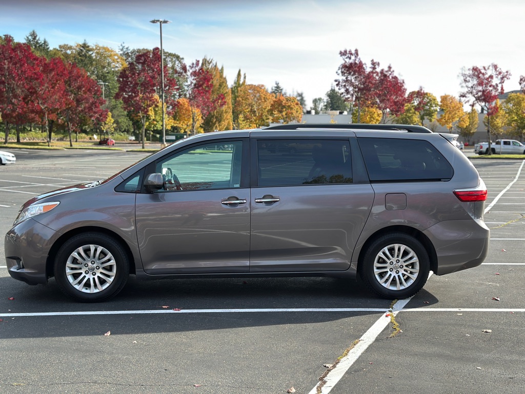 Photo 2 of this TOYOTA SIENNA