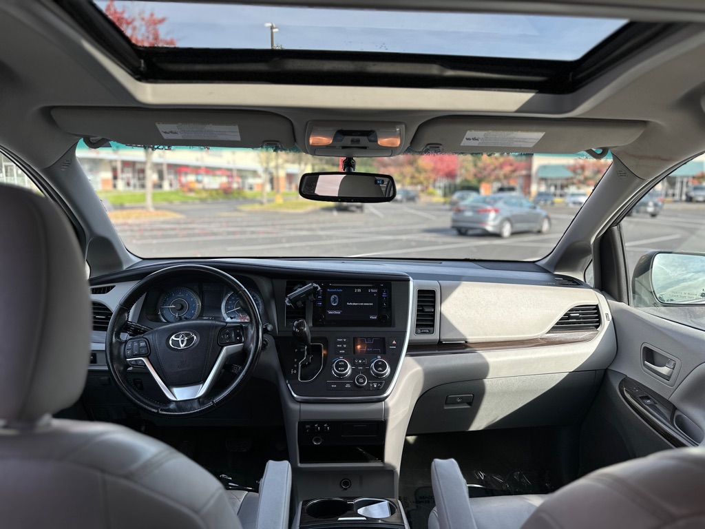 Photo 10 of this TOYOTA SIENNA