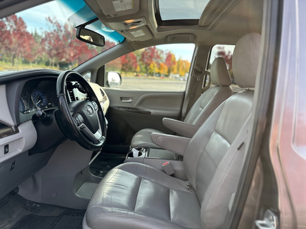 Photo 14 of this TOYOTA SIENNA