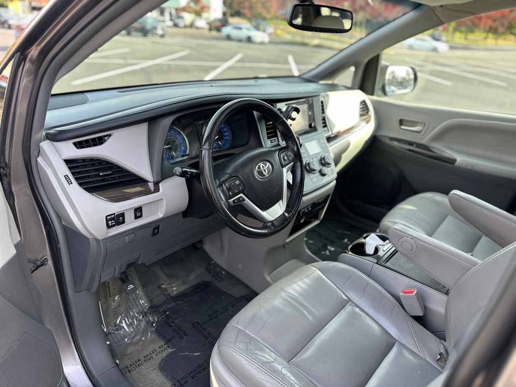 Photo 13 of this TOYOTA SIENNA