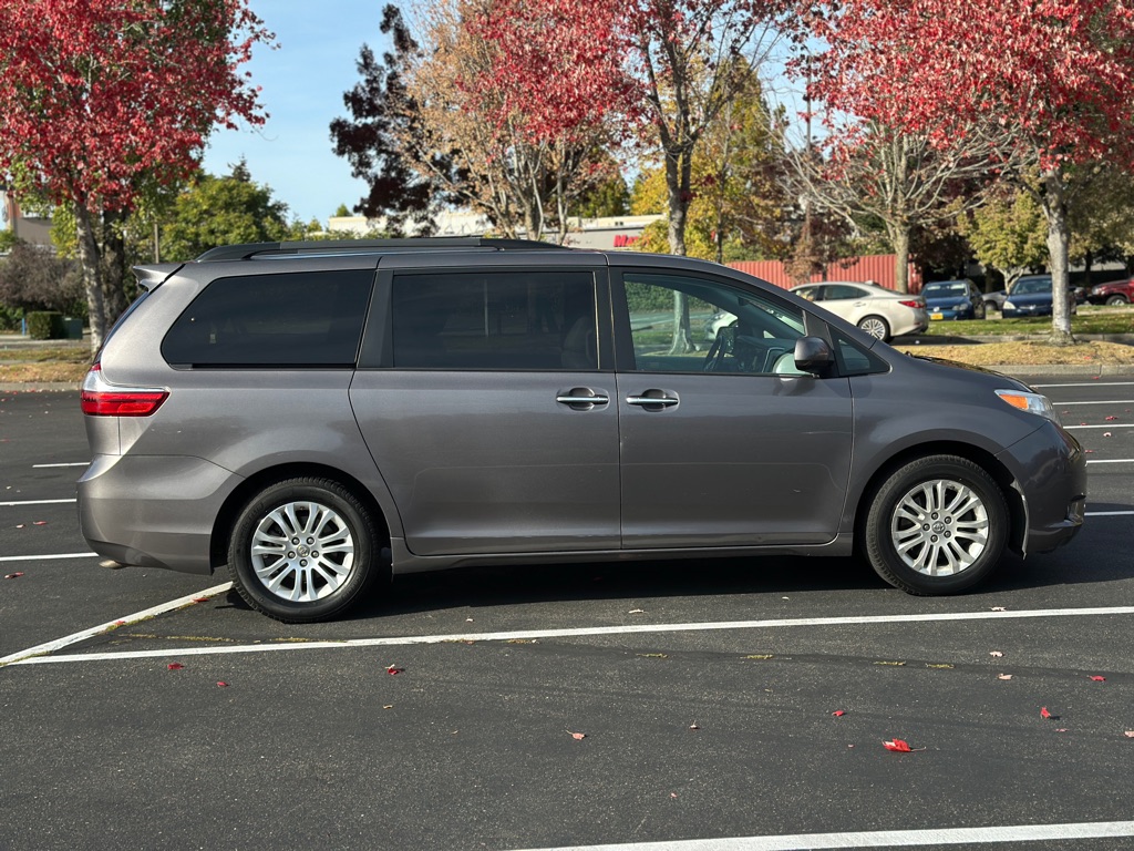 Photo 6 of this TOYOTA SIENNA