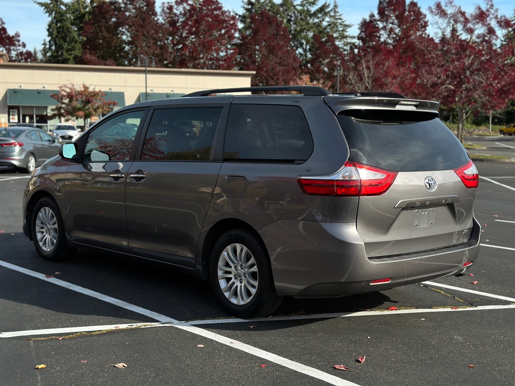 Photo 3 of this TOYOTA SIENNA