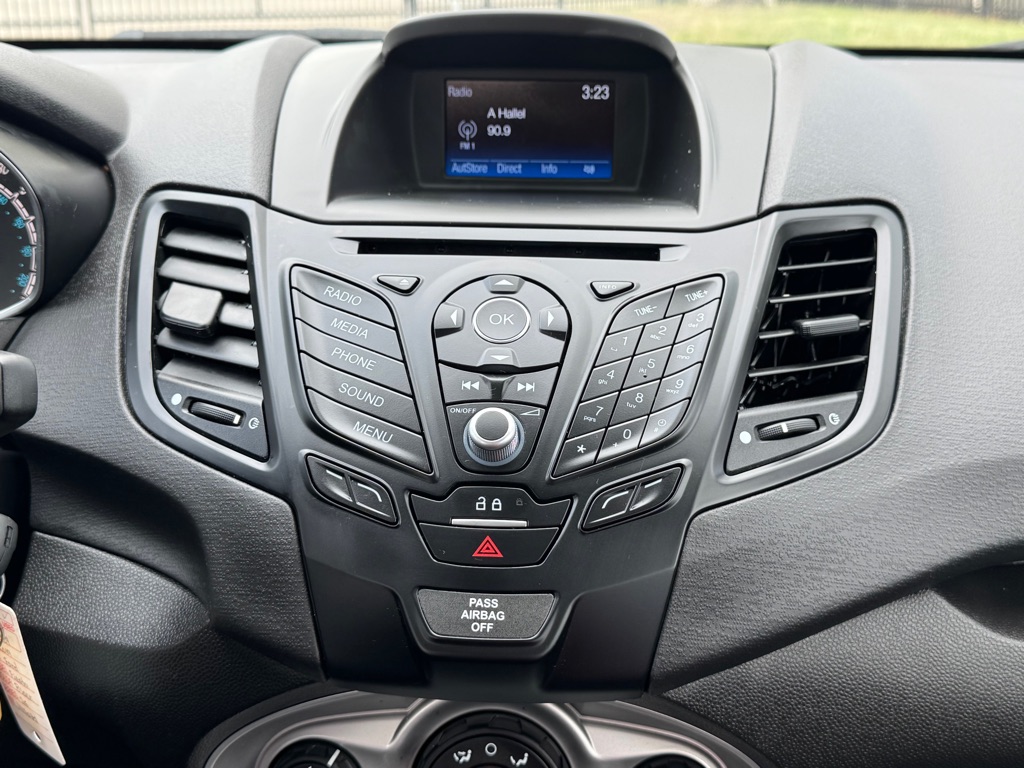 Photo 18 of this FORD FIESTA