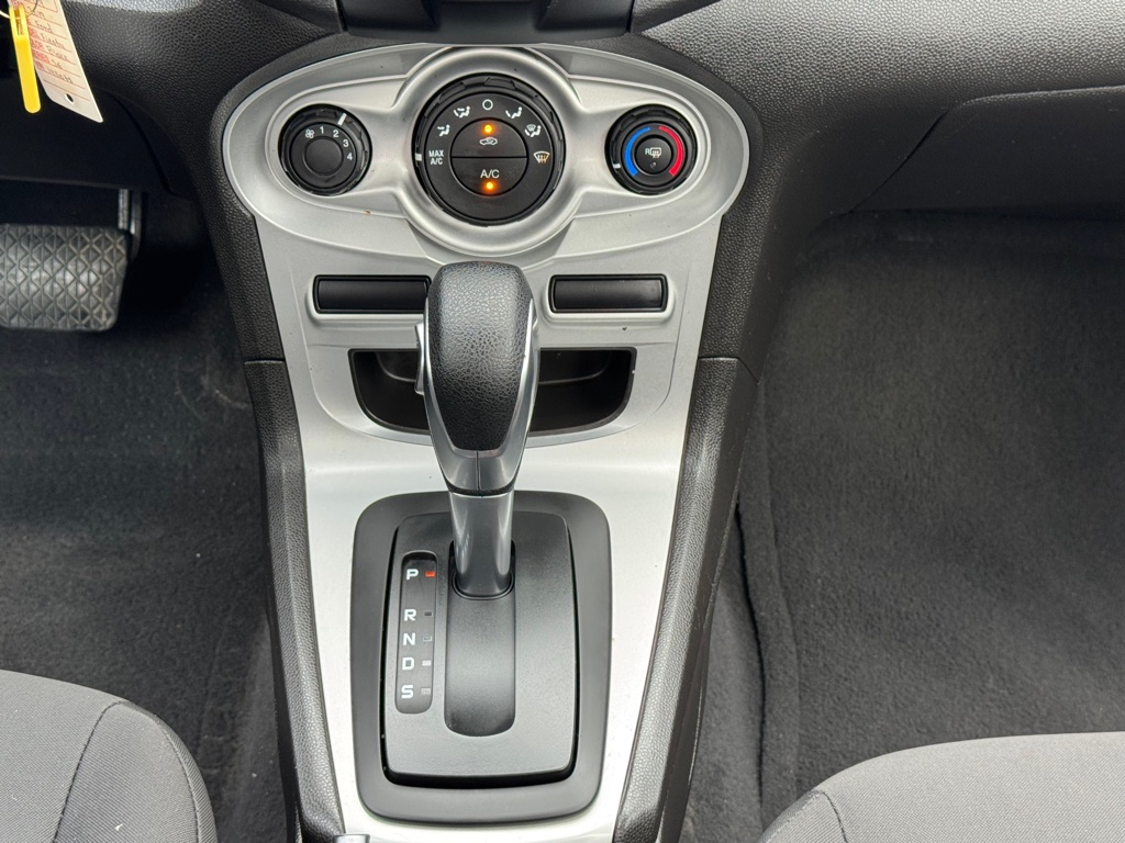 Photo 16 of this FORD FIESTA