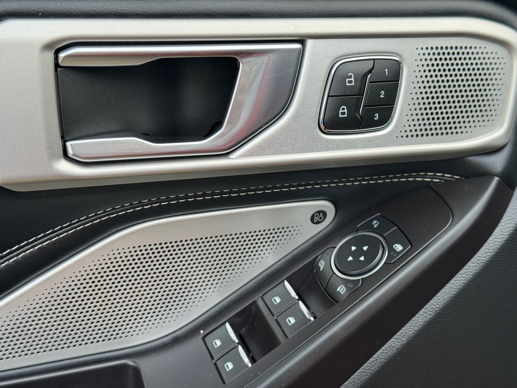 Photo 8 of this FORD EXPLORER