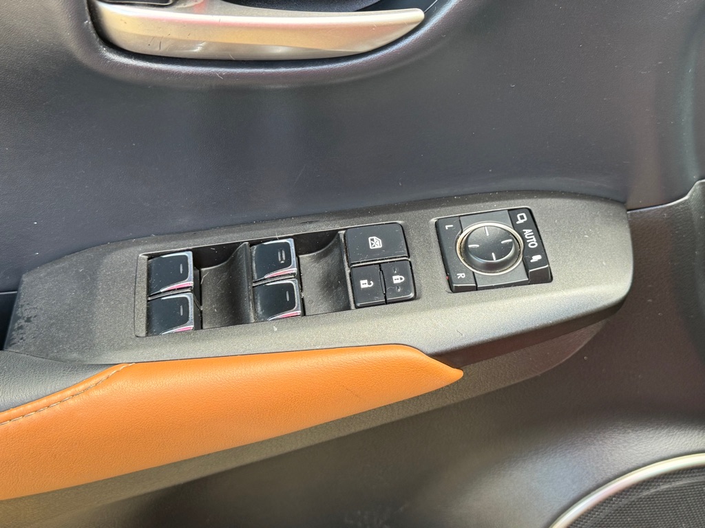 Photo 6 of this LEXUS NX 300