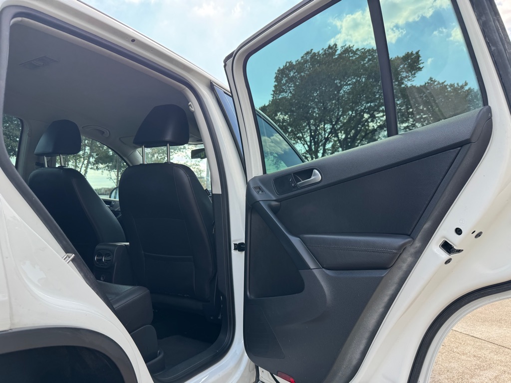 Photo 25 of this VOLKSWAGEN TIGUAN