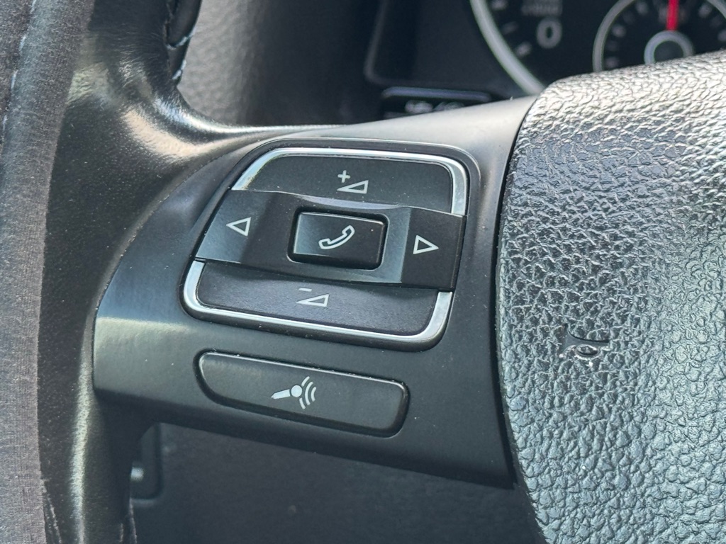 Photo 10 of this VOLKSWAGEN TIGUAN