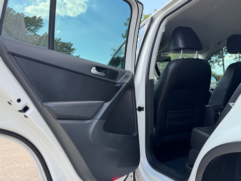Photo 23 of this VOLKSWAGEN TIGUAN