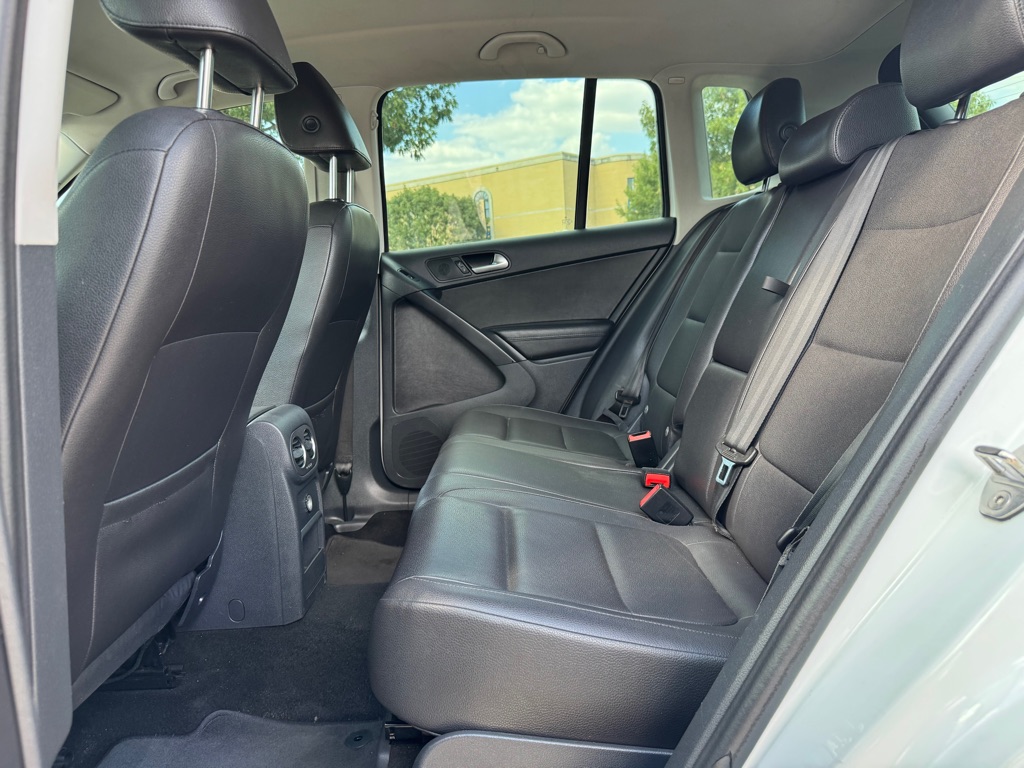 Photo 24 of this VOLKSWAGEN TIGUAN