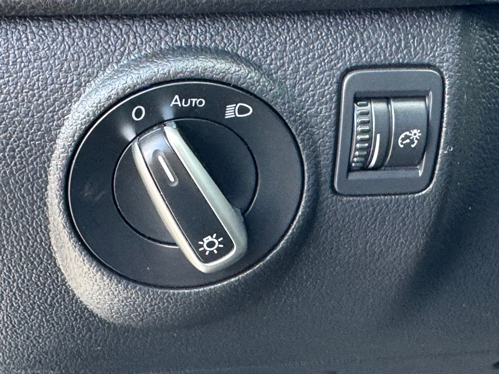 Photo 8 of this VOLKSWAGEN TIGUAN