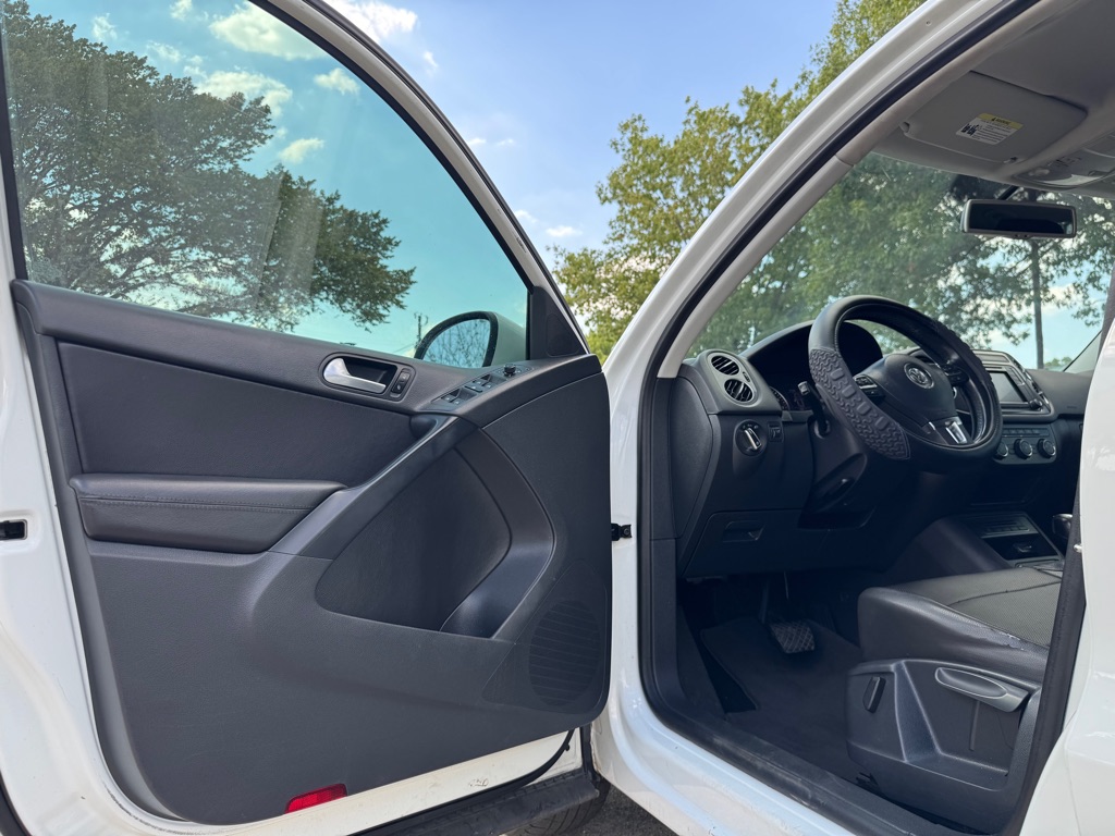 Photo 5 of this VOLKSWAGEN TIGUAN