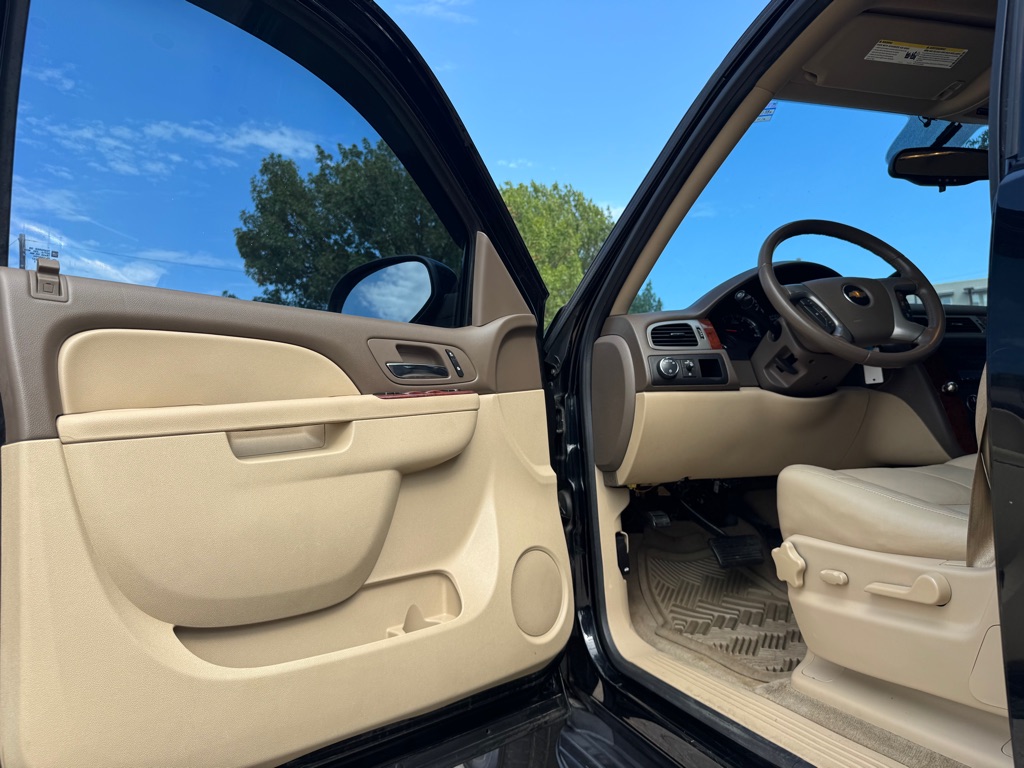 Photo 5 of this CHEVROLET TAHOE