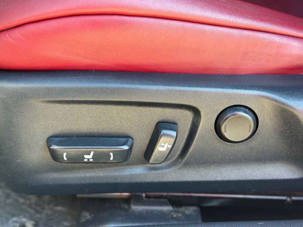 Photo 8 of this LEXUS IS 200T