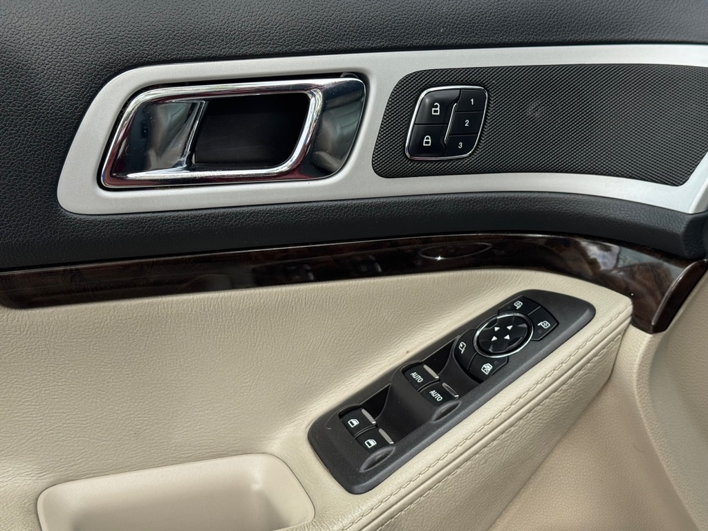 Photo 6 of this FORD EXPLORER