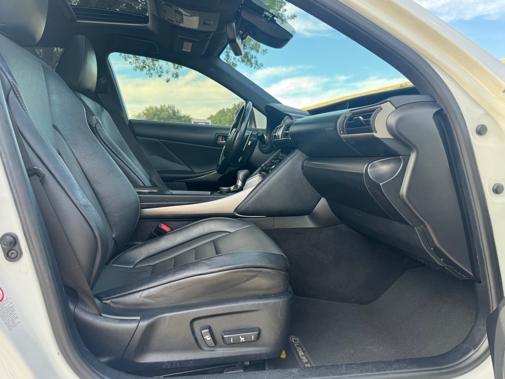 Photo 31 of this LEXUS IS 200T