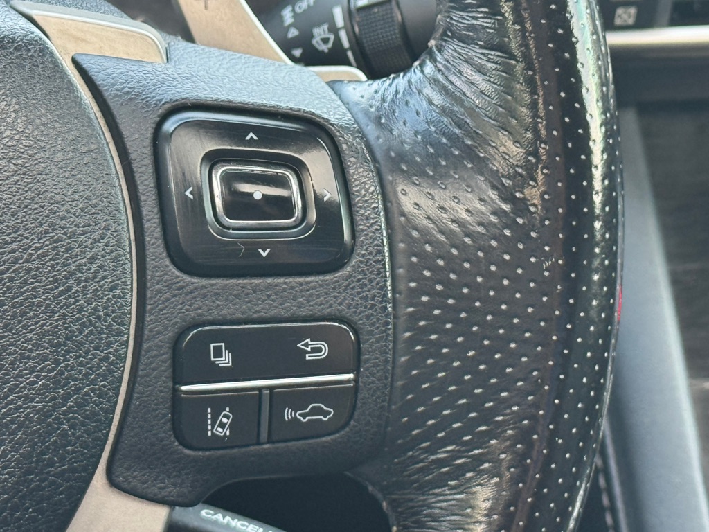 Photo 14 of this LEXUS IS 200T