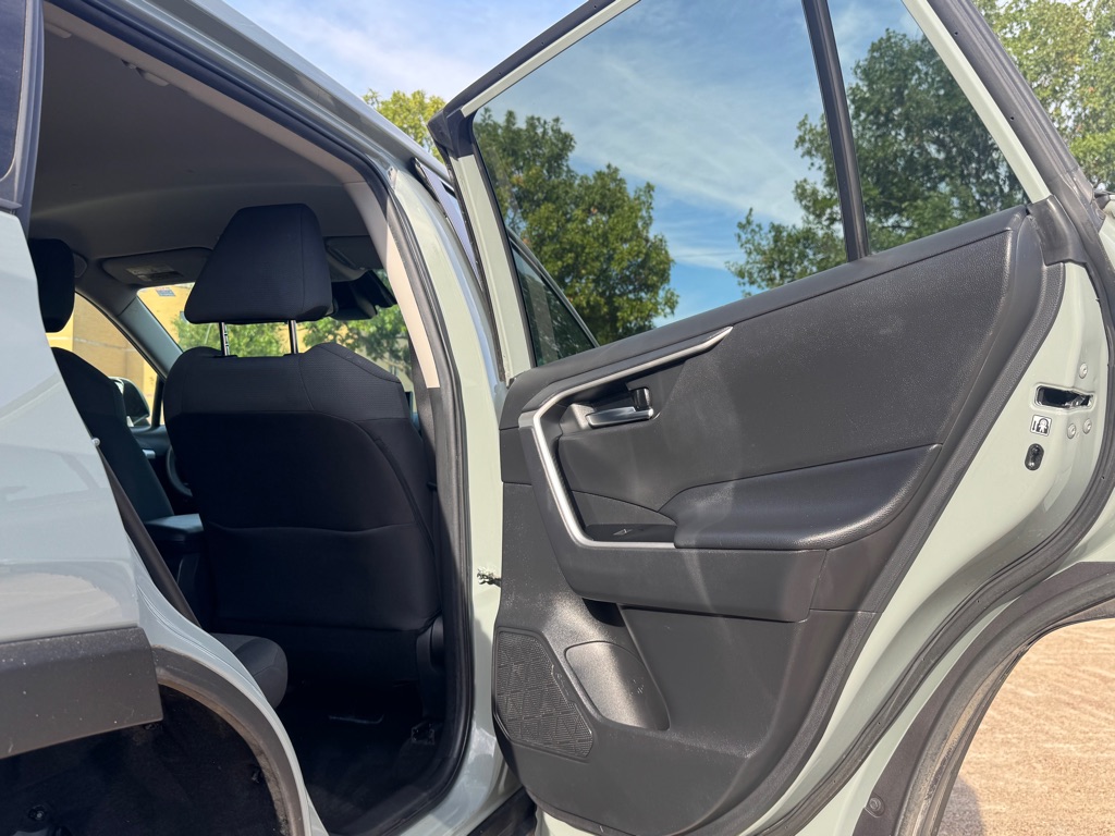 Photo 27 of this TOYOTA RAV4 HYBRID