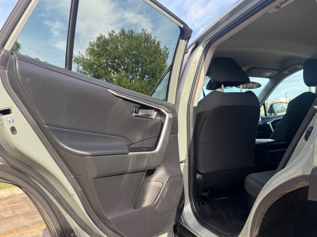 Photo 25 of this TOYOTA RAV4 HYBRID