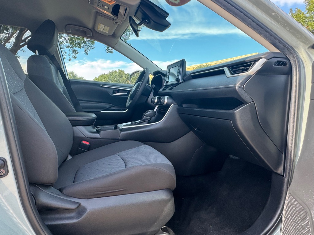Photo 30 of this TOYOTA RAV4 HYBRID