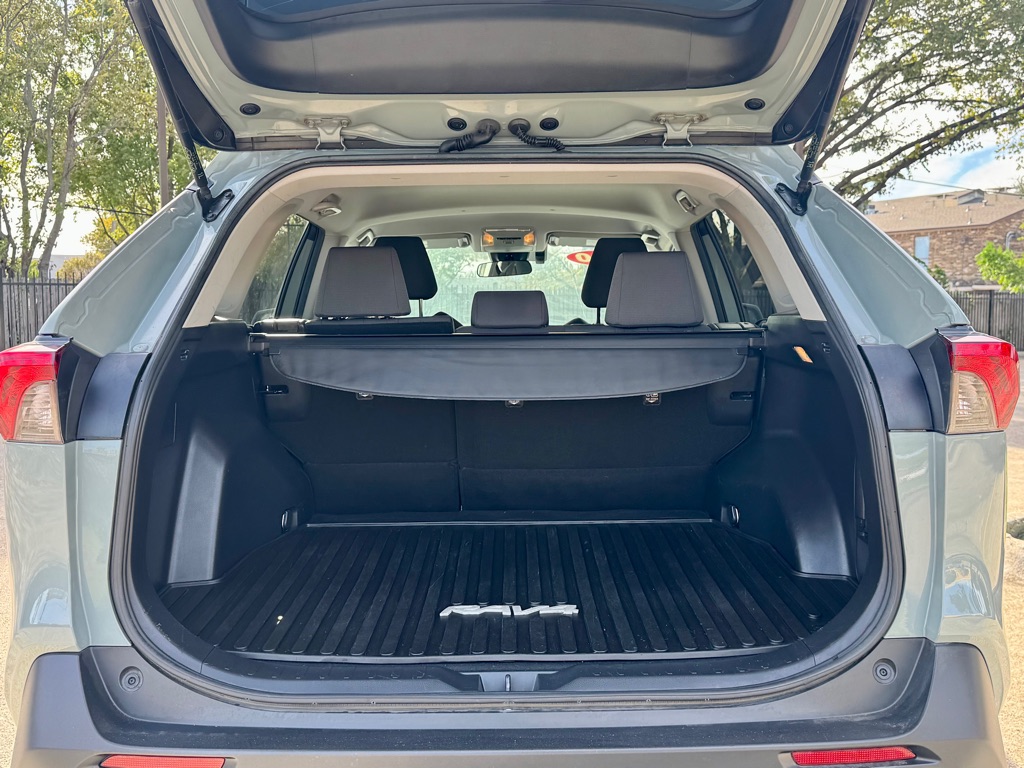Photo 31 of this TOYOTA RAV4 HYBRID