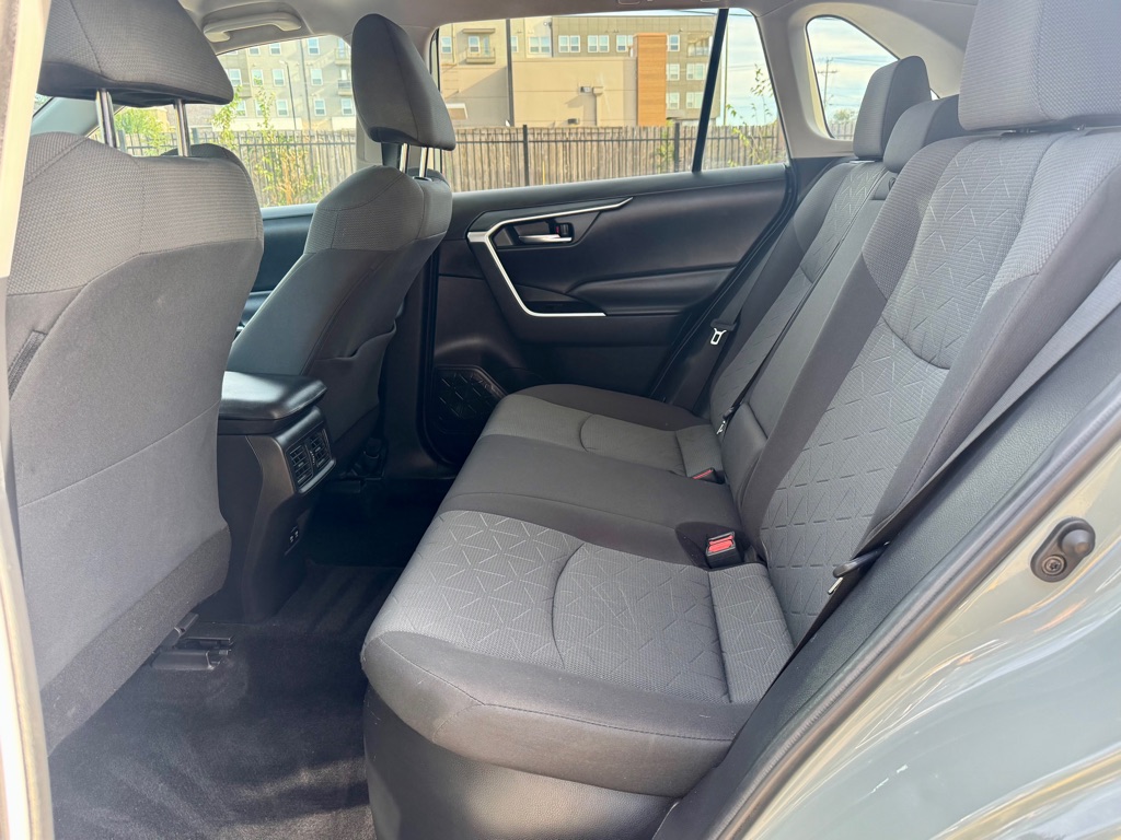 Photo 26 of this TOYOTA RAV4 HYBRID